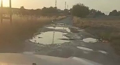 Köy yolundaki çökme ve çukurlar sürücülere zor anlar yaşatıyor