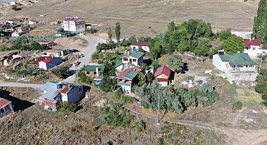 Köye yerleşen kamu emeklisi, köyde kafeye çevirdiği iki katlı evinde vatandaşlara hizmet veriyor