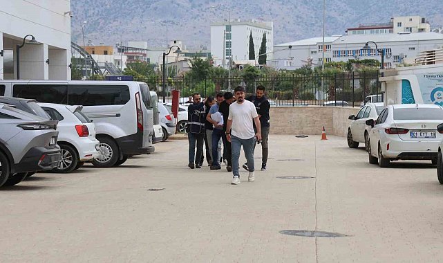 Kozan'da "silahla yaralama ve tehdit" suçlarından 2 şüpheli tutuklandı
