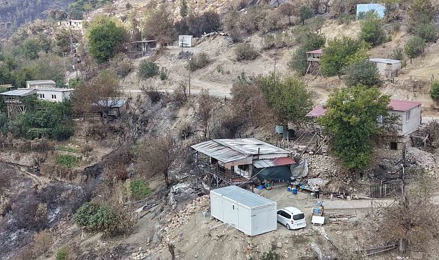 Kozan'daki orman yangınında evleri yanan ailelere konteyner desteği