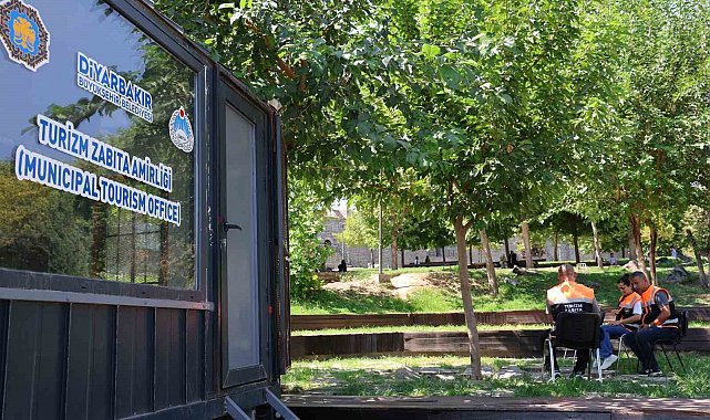 Kruvazör gemilerde aylarca dünyayı gezmeyi bırakıp bildiği dillerde Diyarbakır'ı anlatmaya başladı