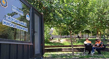 Kruvazör gemilerde aylarca dünyayı gezmeyi bırakıp bildiği dillerde Diyarbakır'ı anlatmaya başladı