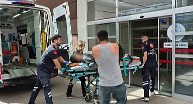 Küçük çocuğun kullandığı iş makinesi devrildi: 1 yaralı