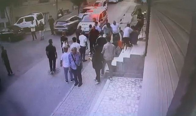 Küçükçekmece'de biri çocuk iki kişinin silahla yaralandığı anların güvenlik kamerası görüntüleri ortaya çıktı