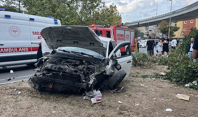Küçükçekmece'de bisikletliye çarpmamak için manevra yapan araç bariyerlere çarptı: 4 yaralı