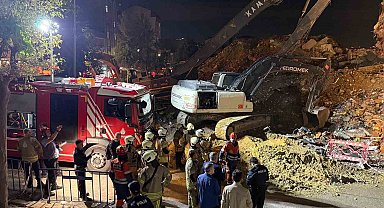 Küçükçekmece'de, kentsel dönüşüm kapsamındaki bina akşam saatlerinden kendiliğinden çöktü. AFAD ve itfaiye ekipleri, çöken binada tedbir amaçlı çalışma başlattı.