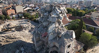 Küçükçekmece'de yıkılan bina havadan görüntülendi