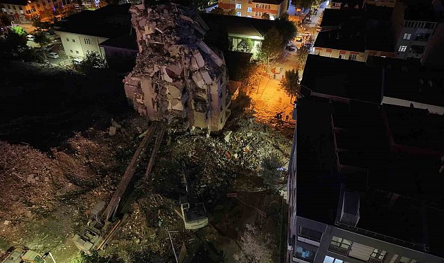 Küçükçekmece'de yıkım çalışmasında çöken binada arama çalışmaları sona erdi