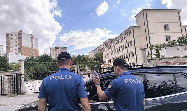 Kurtalan'da okullarda güvenlik alarmı: Polis ekipleri okulun önünden geçen araçlarda GBT sorgulaması yapıyor
