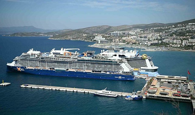 Kuşadası'na 2 kruvaziyerle 7 bin 818 turist geldi