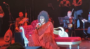 Kuşadası'nda yuhalanmıştı, olaylı konserin ardından Bursa'da sahne aldı