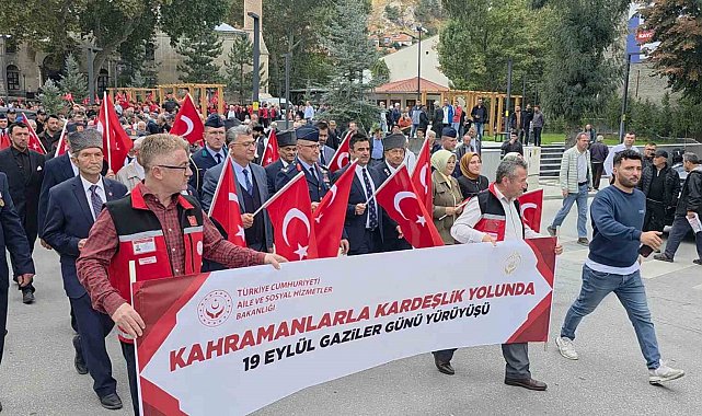 Kütahya'da Gaziler Günü'nde 'Kahramanlarla Kardeşlik Yolunda' yürüyüşü