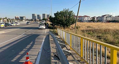 Lastiği patlayan otomobil bariyerlere çarptı: 1 yaralı