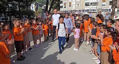 Lösemiyi yenen Talha, iki yıl sonra okulu ve arkadaşlarıyla buluştu