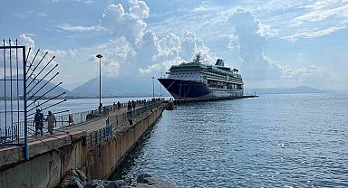 Lüks kruvaziyer bin 765 turist ile Alanya iskelesine demir attı
