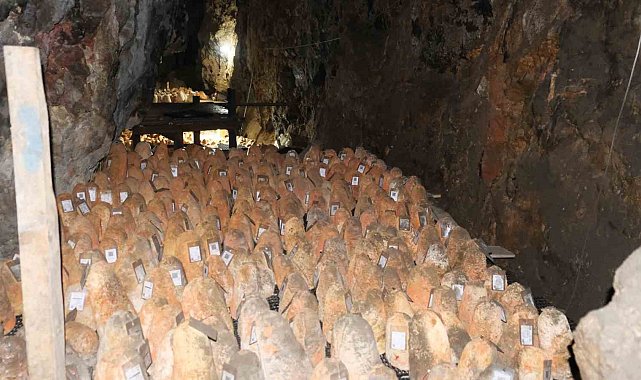 Mağaraya beyaz giriyor, kırmızı çıkıyor: 'Divle Obruk Peyniri' sofralara hazırlanıyor