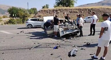 Malatya'da iki araç kafa kafaya çarpıştı: 2 yaralı