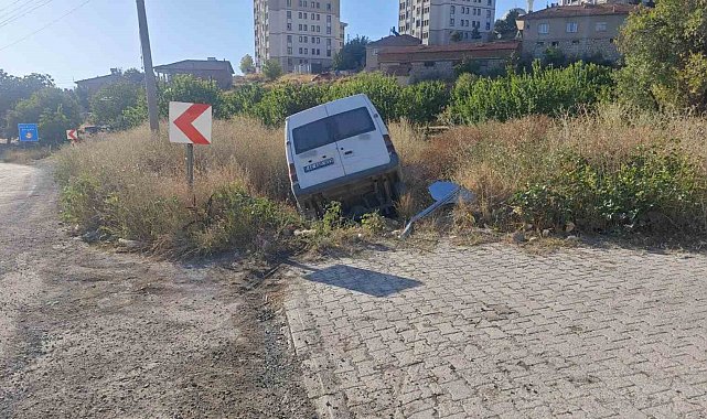 Malatya'da kontrolden çıkan minibüs şarampole devrildi: 2 yaralı