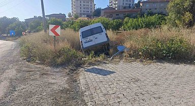 Malatya'da kontrolden çıkan minibüs şarampole devrildi: 2 yaralı