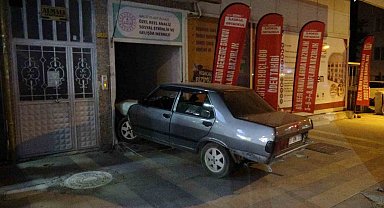 Malatya'da kontrolden çıkan otomobil dershaneye girdi