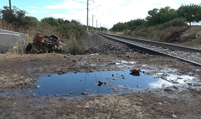 Malatya'da yük treni traktöre çarptı: İkiye bölünen traktörün sürücüsü yaralandı