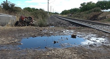 Malatya'da yük treni traktöre çarptı: İkiye bölünen traktörün sürücüsü yaralandı