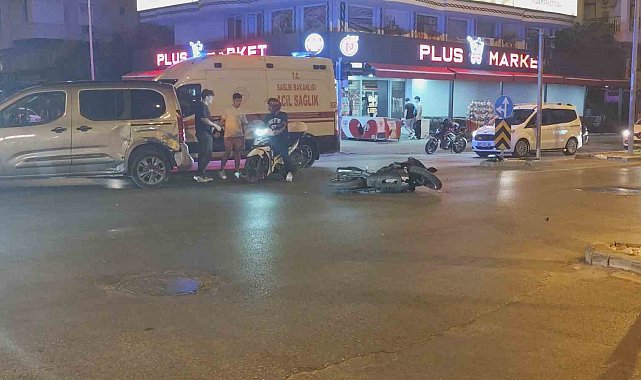 Manavgat'ta hafif ticari araç ile çarpışan motosikletli yaralandı
