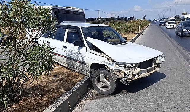 Manavgat'ta kaza yapan araç refüjde asılı kaldı