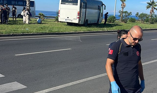 Manavgat'ta tur otobüsü minibüsle çarpıştı: 3 yaralı