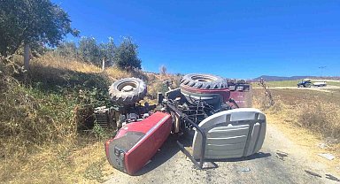 Manisa'da traktör devrildi: 3 yaralı