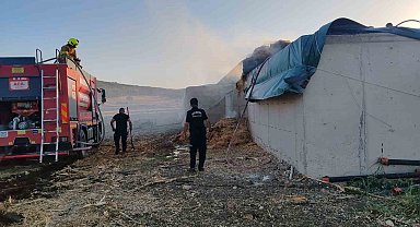 Manyas'ta çiftlikte çıkan saman yangını itfaiye ekiplerince söndürüldü