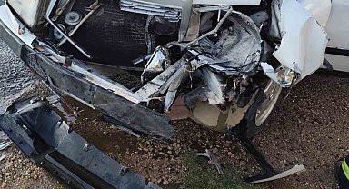 Mardin'de otomobil ile hafif ticari araç çarpıştı: 1 yaralı