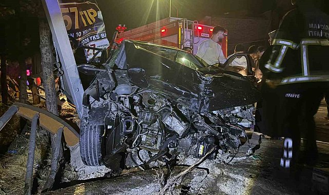 Mardin'de otomobil reklam panosuna çarptı: 3 yaralı