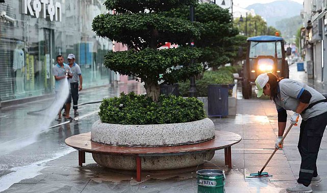 Marmaris Sevgi Yolu'nda temizlik çalışması