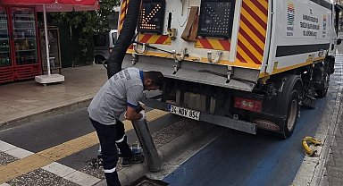 Marmaris'te ızgara ve mazgallarda temizlik çalışması yapıldı