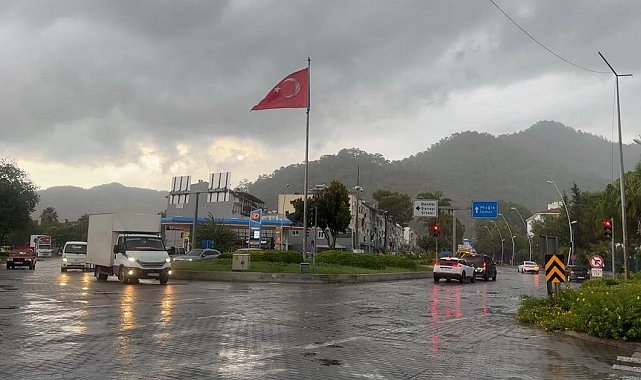 Marmaris'te sağanak yağış başladı