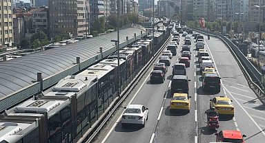 Mecidiyeköy'de arızalanan metrobüs yoğunluğa neden oldu
