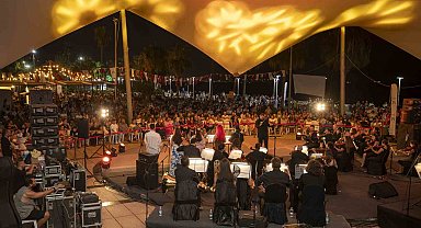 Mersin Kent Orkestrası yeni sanat sezonunu yakamoz eşliğinde açtı