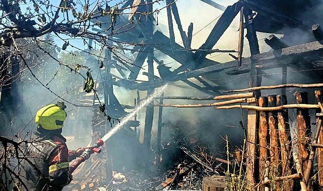 Mersin'de eski köy evi alevlere teslim oldu