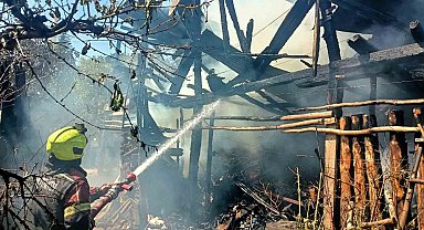 Mersin'de eski köy evi alevlere teslim oldu