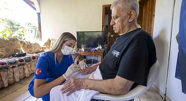 Mersin'de sağlık ve bakım desteği vatandaşın evine götürülüyor