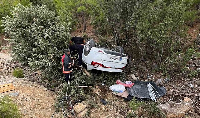 Mersin'de seyir halindeki otomobil devrildi: 1 ağır yaralı