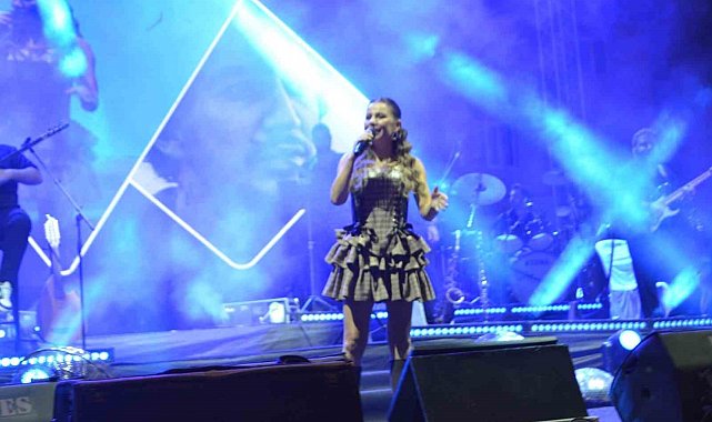 Merve Özbey, Selendi'yi şarkılarıyla coşturdu
