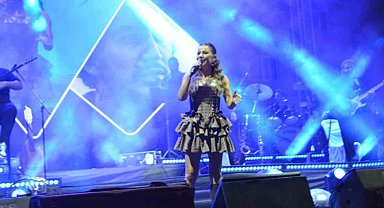 Merve Özbey, Selendi'yi şarkılarıyla coşturdu