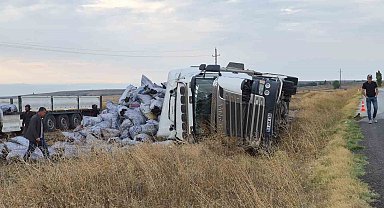 Meşe kömürü yüklü tır devrildi, sürücüsü yaralandı