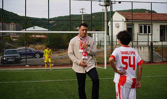 Mesut Özil, gençlere futbol akademisi müjdesi verdi