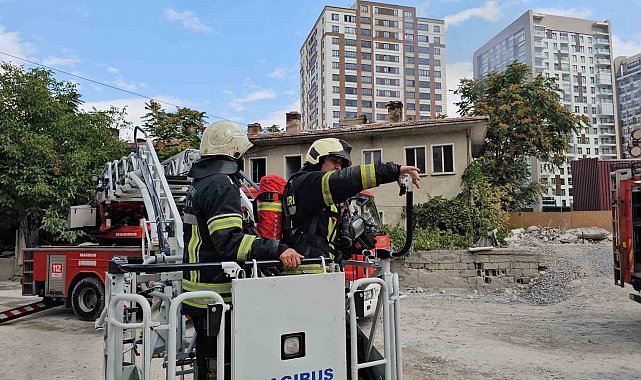 Metruk evin çatısında çıkan yangını itfaiye söndürdü