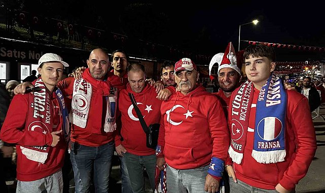 Milli maç için stadyuma akın eden binlerce vatandaş renkli görüntüler oluşturdu