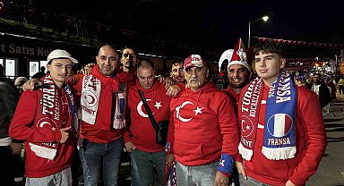 Milli maç için stadyuma akın eden binlerce vatandaş renkli görüntüler oluşturdu