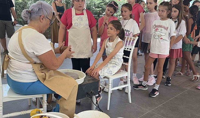 Minik eller çömlekçi tornasında toprağa şekil verdi